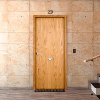 puerta acorazada de colorroble instalada en un piso