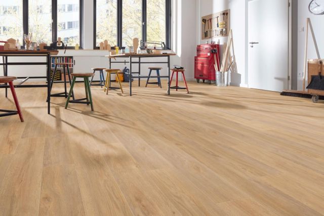 suelo laminado roble d4954 instalado en una habitación moderna