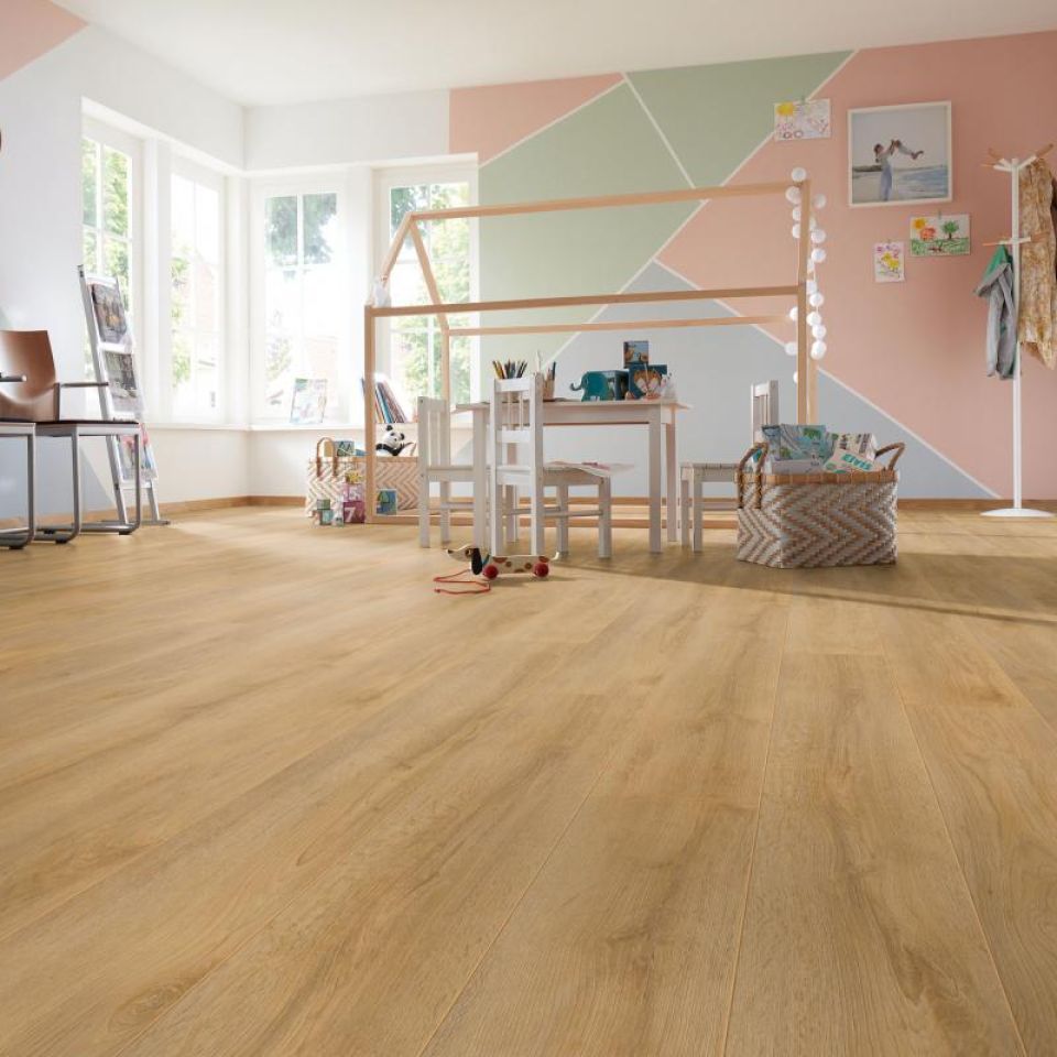 suelo laminado roble natural D4955 instalado en una habitación