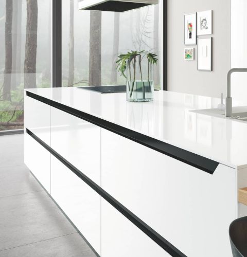 Detalle de cocina a medida con puertas blancas y gola negra fabricada en Murcia.