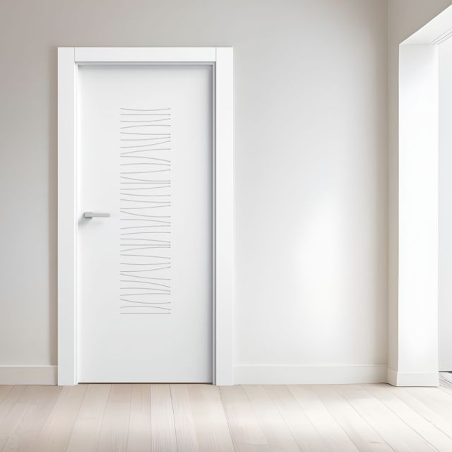 Puerta lacada en blanco en block maciza mod. TB72 instalada en una habitación con paredes blancas