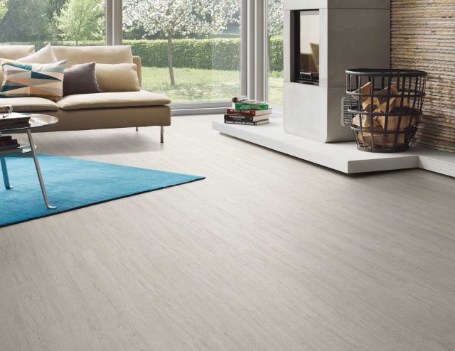 Suelo Laminado Hidrófugo AC5 12mm Hábitat Plus Roble 124 instalado en un salón