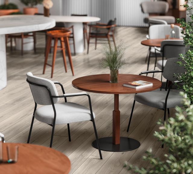 Suelo Laminado Hidrófugo AC5 8mm Hàbitat Long Roble gris 312 instalado en un comercio