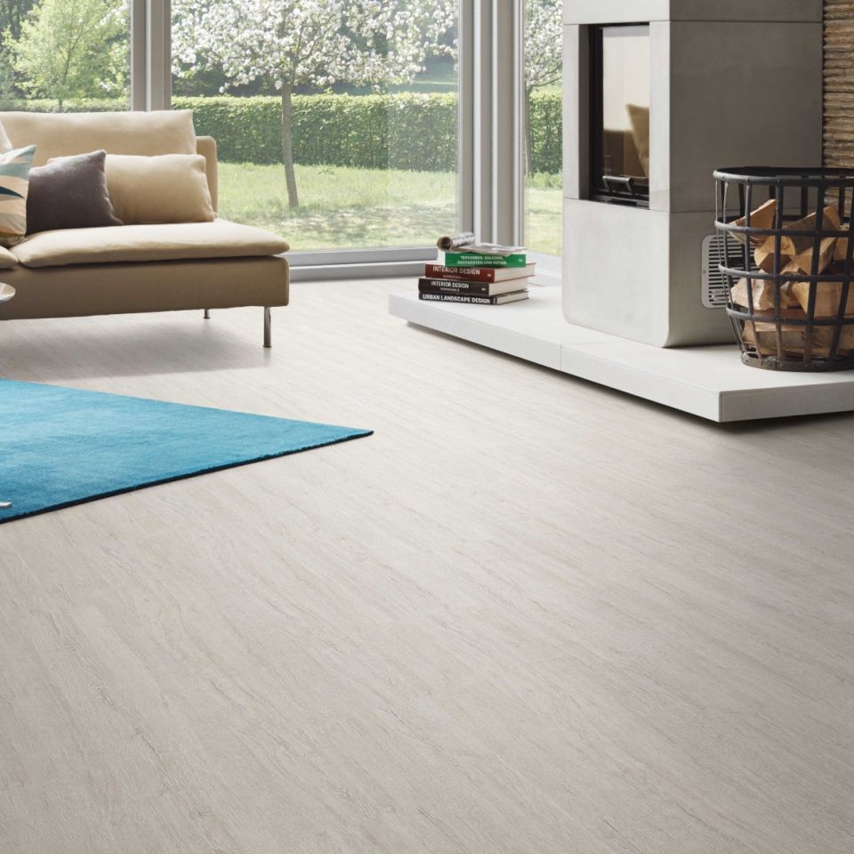 Suelo Laminado Hidrófugo AC5 12mm Hábitat Plus Roble 124 instalado en un salón