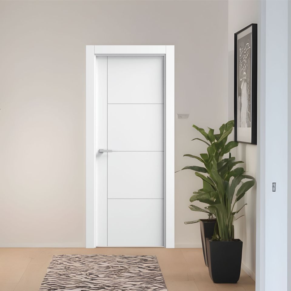 Puerta lacada blanca en block maciza 4 cuadros mod. TB814 instalada en una habitación moderna
