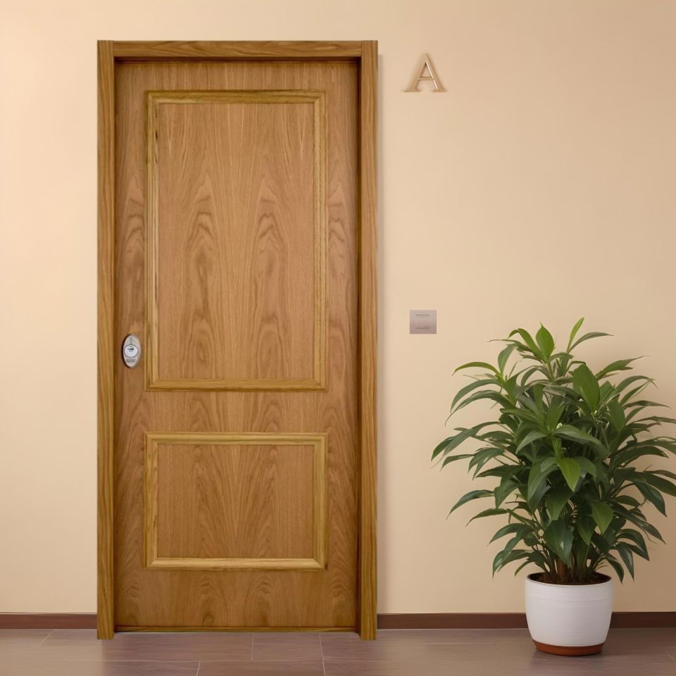 Puerta acorazada de madera natural con diseño de 2 cuadros instalada en entrada de vivienda