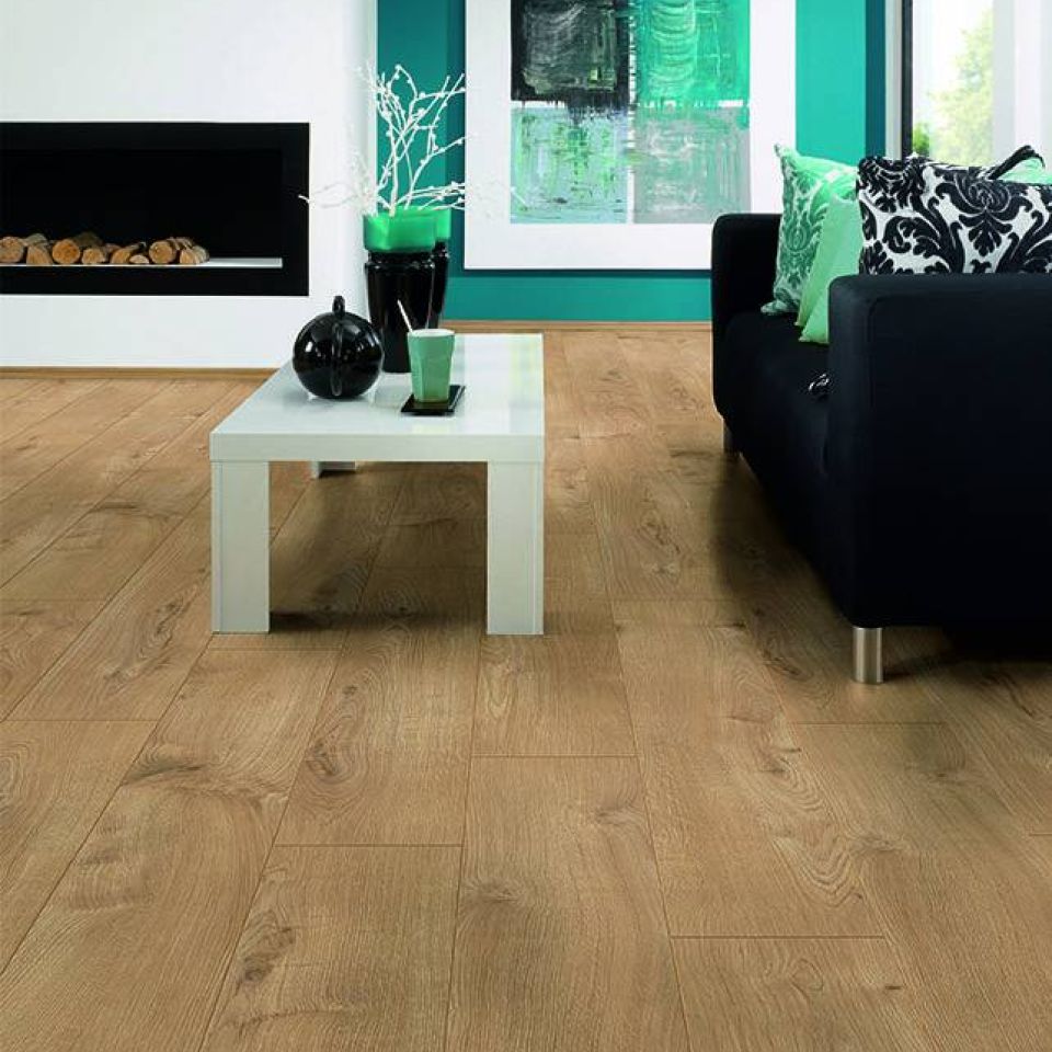 Suelo Laminado AC5 Hábitat Plus Roble 120 instalado en un salón