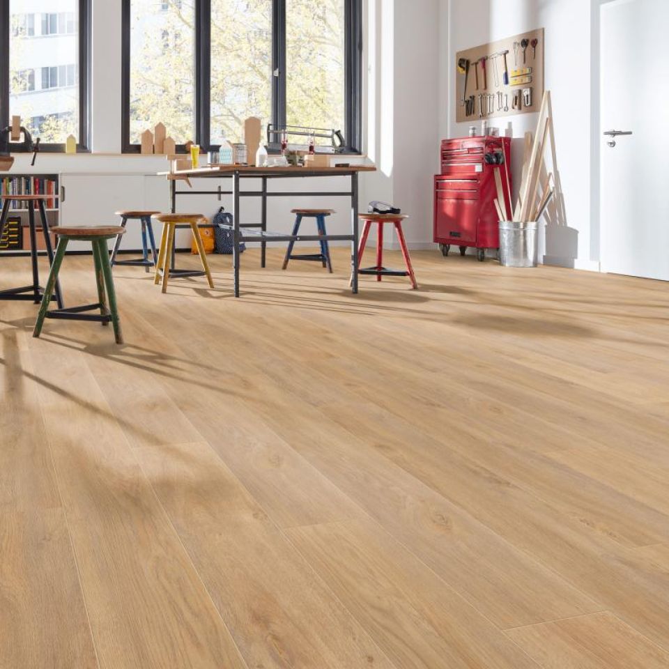 suelo laminado roble d4954 instalado en una habitación moderna