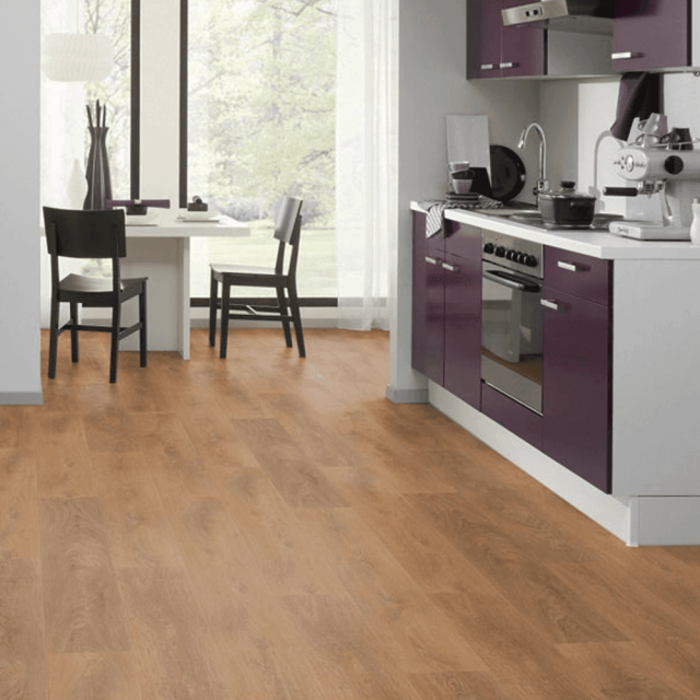 Suelo Laminado Hidrófugo AC5 8mm Hábitat Harlech Oak H 612 instalado en una cocina