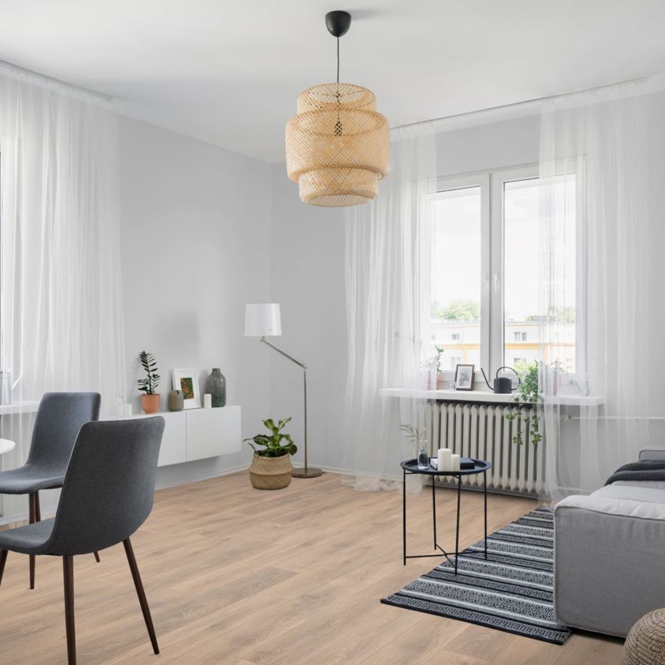 Suelo laminado Hidrófugo AC5 Hábitat Blonde Oak H 630 instalado en un salón