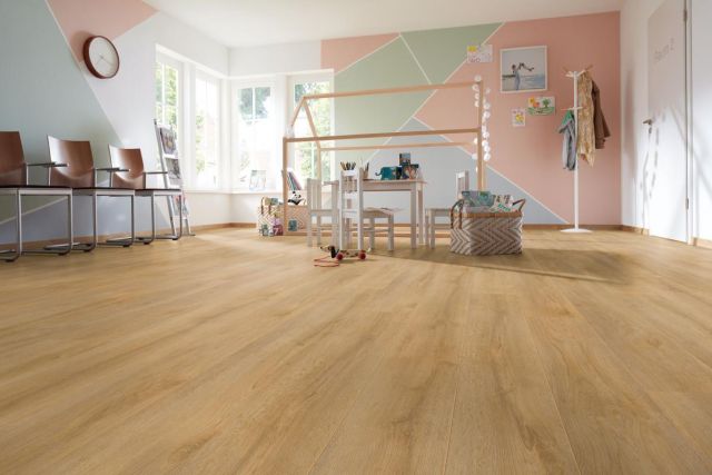 suelo laminado roble natural D4955 instalado en una habitación