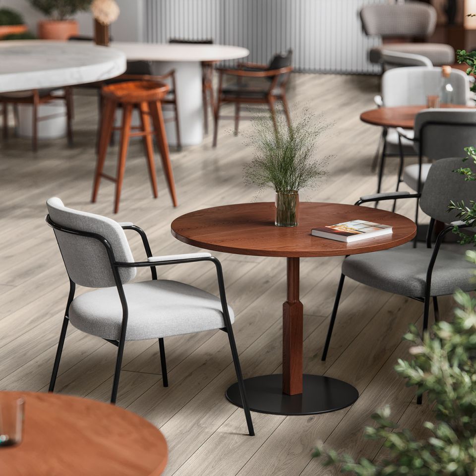 Suelo Laminado Hidrófugo AC5 8mm Hàbitat Long Roble gris 312 instalado en un comercio