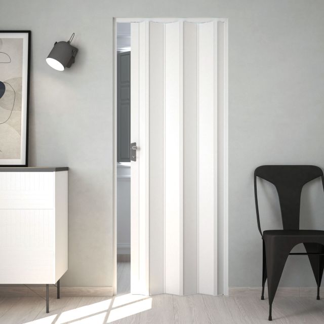 Puerta plegable pvc blanca instalada en una habitación