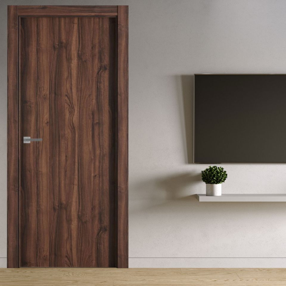puerta laminada g1000 nogal selva perciber instalada en salón moderno