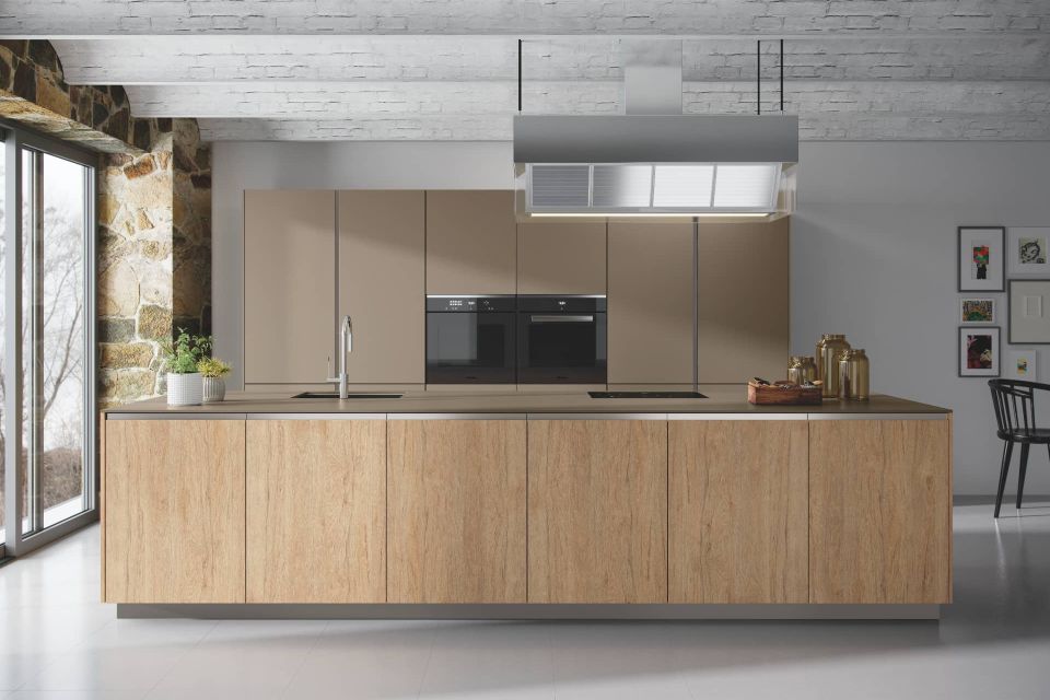 Cocina a medida con gabinetes roble croata y encimera gris integrada.