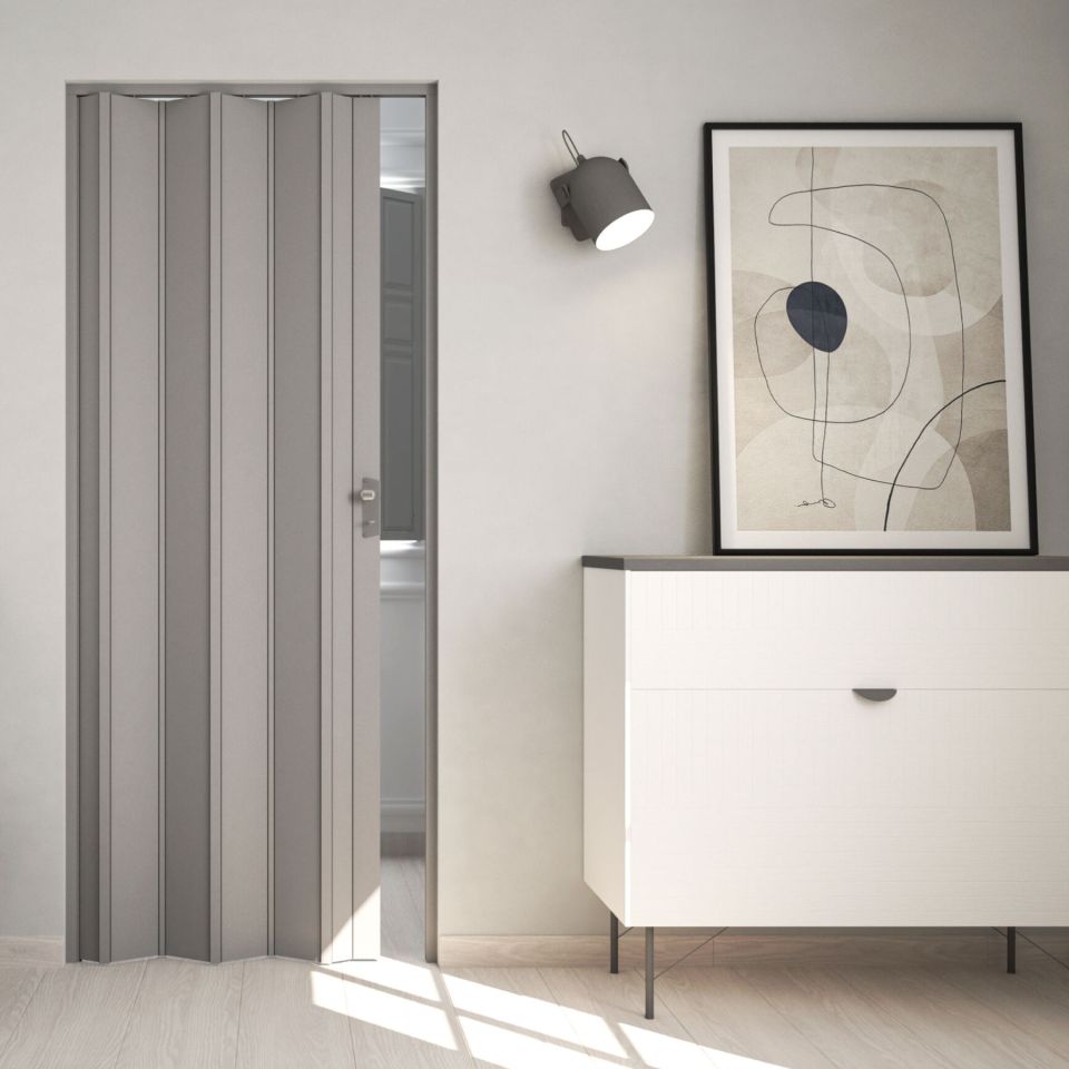 Puerta plegable pvc gris instalada en una habitación moderna