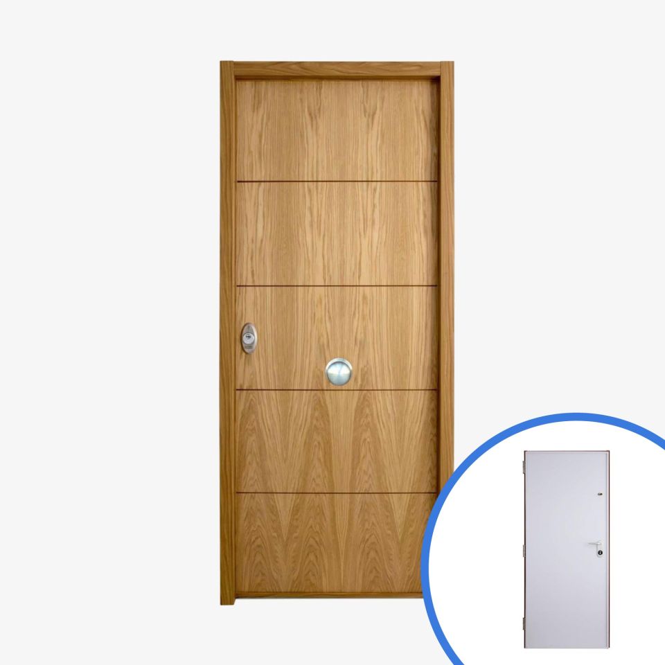 Vista frontal de puerta acorazada modelo Lucerna en acabado roble, con diseño moderno de líneas horizontales y estructura de alta seguridad